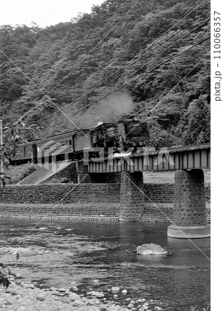 （昭和の記録）懐かしいレトロな蒸気機関車D51、客車を牽引して川を渡る風景：フィルム 110066357