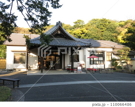 文京区の肥後細川庭園にある松聲閣(玄関) 文京区の肥後細川庭園にある松聲閣(玄関) 110066486