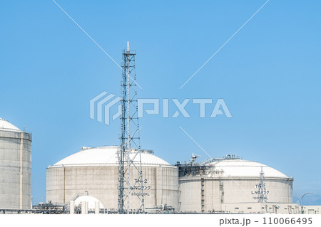 液化天然ガス(LNG)を貯蔵している大型LNGタンク(エネルギーイメージ) 液化天然ガス(LNG)を貯蔵している大型LNGタンク(エネルギーイメージ) 110066495