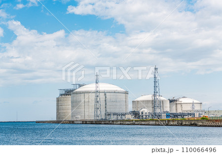 液化天然ガス（LNG）を貯蔵している大型LNGタンク（エネルギーイメージ） 110066496