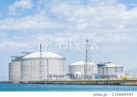 液化天然ガス(LNG)を貯蔵している大型LNGタンク(エネルギーイメージ) 液化天然ガス(LNG)を貯蔵している大型LNGタンク(エネルギーイメージ) 110066497
