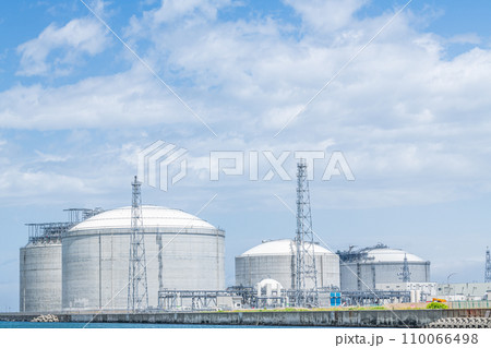 液化天然ガス(LNG)を貯蔵している大型LNGタンク(エネルギーイメージ) 液化天然ガス(LNG)を貯蔵している大型LNGタンク(エネルギーイメージ) 110066498