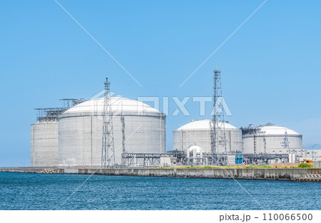 液化天然ガス（LNG）を貯蔵している大型LNGタンク（エネルギーイメージ） 110066500
