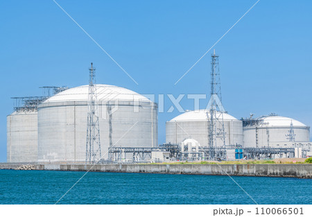 液化天然ガス（LNG）を貯蔵している大型LNGタンク（エネルギーイメージ） 110066501