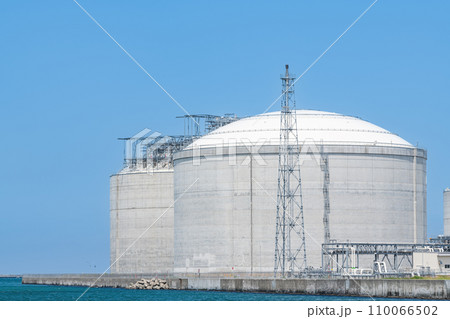 液化天然ガス(LNG)を貯蔵している大型LNGタンク(エネルギーイメージ) 液化天然ガス(LNG)を貯蔵している大型LNGタンク(エネルギーイメージ) 110066502