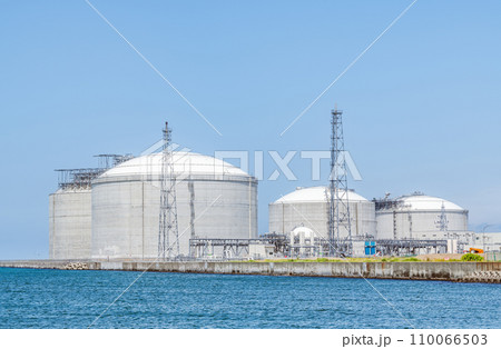液化天然ガス(LNG)を貯蔵している大型LNGタンク(エネルギーイメージ) 液化天然ガス(LNG)を貯蔵している大型LNGタンク(エネルギーイメージ) 110066503