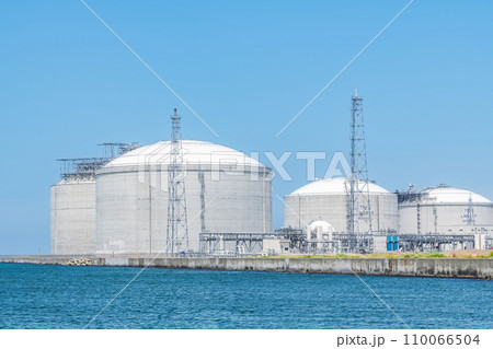 液化天然ガス(LNG)を貯蔵している大型LNGタンク(エネルギーイメージ) 液化天然ガス(LNG)を貯蔵している大型LNGタンク(エネルギーイメージ) 110066504