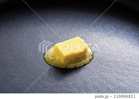 溶けるバター、料理、テフロンのフライパン 110066821