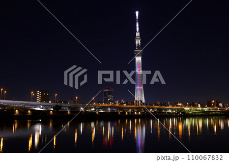 東京スカイツリーと隅田川 110067832