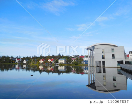 アイスランド　夏　レイキャビーク　チョルトニン湖　レイキャビーク市庁舎 110067857