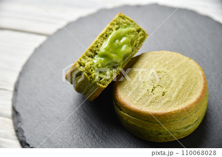 黒い皿にもった抹茶の今川焼（おやき、大判焼き） 110068028