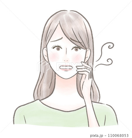 口に手を当てて口臭を気にしている女性 口に手を当てて口臭を気にしている女性 110068053