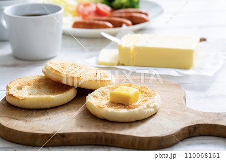 朝食風景、パンで溶けるバター、洋食、イングリッシュマフィン 110068161