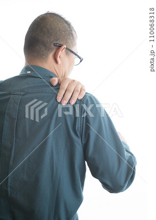 肩の痛みイメージ 110068318