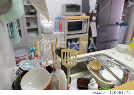 散らかったキッチン溜まった洗い物共働き子育て家事分担イメージ写真素材 散らかったキッチン溜まった洗い物共働き子育て家事分担イメージ写真素材 110068370