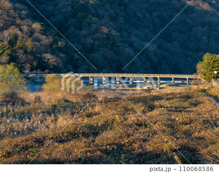 早朝の嵐山(京都市)の風景。渡月橋と桂川。 早朝の嵐山(京都市)の風景。渡月橋と桂川。 110068586