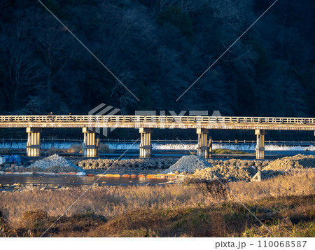 早朝の嵐山(京都市)の風景。渡月橋と桂川。 早朝の嵐山(京都市)の風景。渡月橋と桂川。 110068587