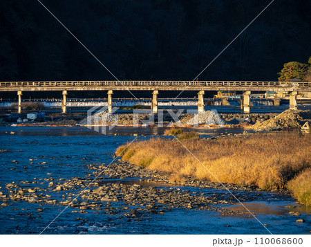 早朝の嵐山(京都市)の風景。渡月橋と桂川。 110068600