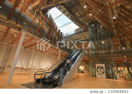 富山　TOYAMAキラリ（富山市ガラス美術館）の大きな吹抜けと地元産無垢杉板を多用した内装デザイン 110068602