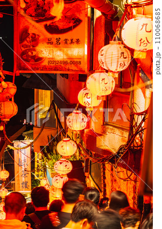 九份　石段のメインストリート　豎崎路（スーチールー） 110068685