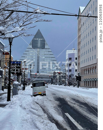 雪の積もった市内 110068998