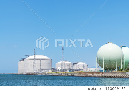 液化天然ガス（LNG）を貯蔵している大型LNGタンクと球形タンク（エネルギーイメージ） 110069175