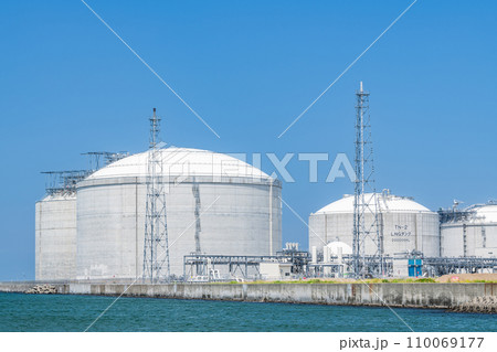 液化天然ガス（LNG）を貯蔵している大型LNGタンク（エネルギーイメージ） 110069177