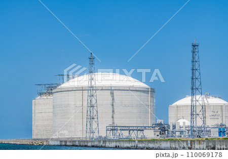 液化天然ガス(LNG)を貯蔵している大型LNGタンク(エネルギーイメージ) 液化天然ガス(LNG)を貯蔵している大型LNGタンク(エネルギーイメージ) 110069178
