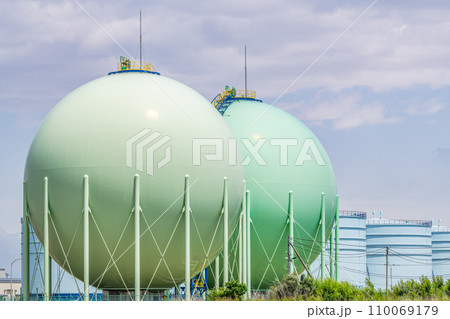 ガス貯蔵施設の大型球形タンク 110069179