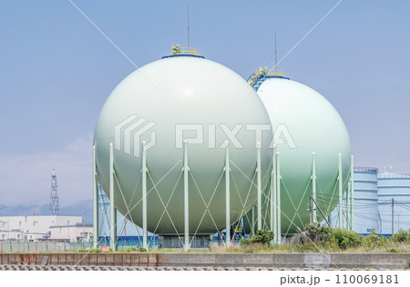 ガス貯蔵施設の大型球形タンク ガス貯蔵施設の大型球形タンク 110069181