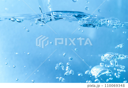 水の中の泡 110069348