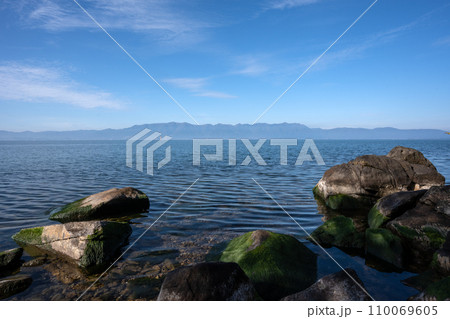 晩秋のころの穏やかに晴れた琵琶湖の情景 晩秋のころの穏やかに晴れた琵琶湖の情景 110069605