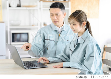 仕事を学ぶ作業服を着た女性 110069677