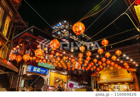 九份　石段のメインストリート　豎崎路（スーチールー） 110069826