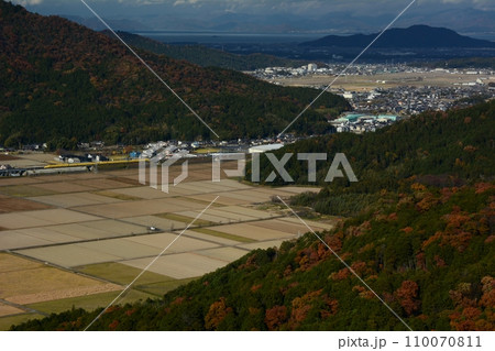 琵琶湖をバックに走るドクターイエロー (東海道新幹線 米原 - 京都, 2023年11月) 琵琶湖をバックに走るドクターイエロー (東海道新幹線 米原 - 京都, 2023年11月) 110070811