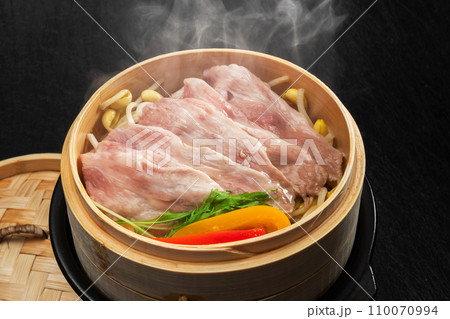 蒸し豚料理　Healthy steamed pork home cooking 110070994