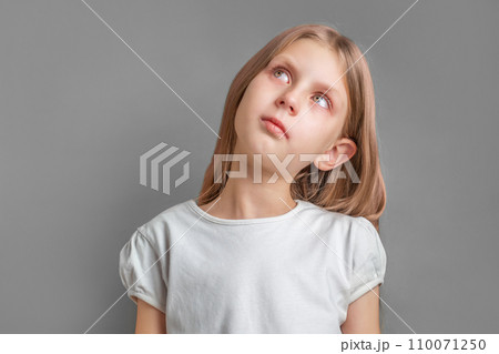 Portrait of a surprised little girl Portrait of a surprised little girl 110071250