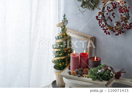 クリスマスのディスプレイ クリスマスツリーとイルミネーション クリスマスのディスプレイ クリスマスツリーとイルミネーション 110071415