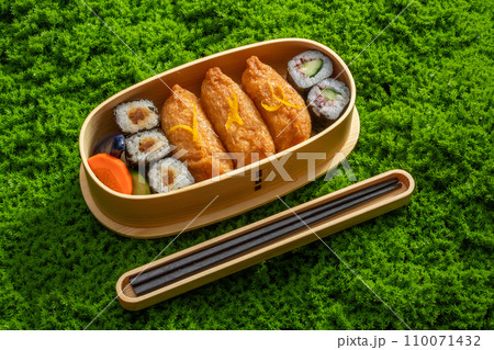 すしべんとう bento box with sushi rolls すしべんとう bento box with sushi rolls 110071432