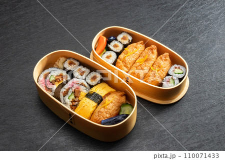 すしべんとう bento box with sushi rolls すしべんとう bento box with sushi rolls 110071433