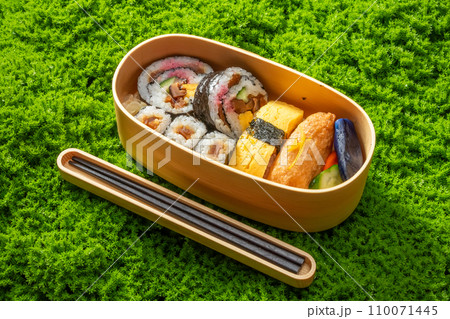 すしべんとう　bento box with sushi rolls 110071445