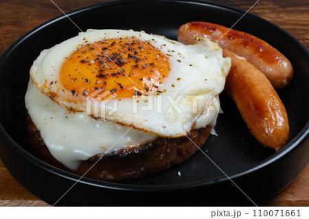 朝食　モーニングプレート　目玉焼き　チーズ　ハンバーグ　ウインナー　俯瞰 110071661