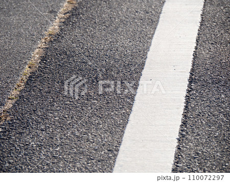 路面の白線。 110072297