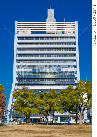 青空に映える和歌山市市役所庁舎ビル 青空に映える和歌山市市役所庁舎ビル 110072341