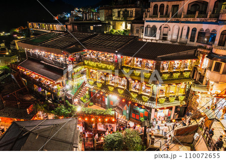 台湾　夜の九份 110072655