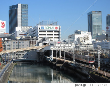 相鉄横浜駅に入線する東急5050系4000番台 110072656