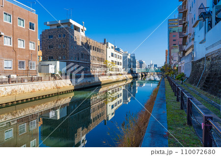 和歌山市 城北橋から市堀川川沿いの街並みを望む 和歌山市 城北橋から市堀川川沿いの街並みを望む 110072680