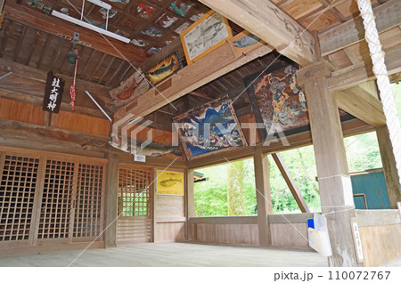 福岡県嘉麻市の鮭を祀る鮭神社拝殿 福岡県嘉麻市の鮭を祀る鮭神社拝殿 110072767