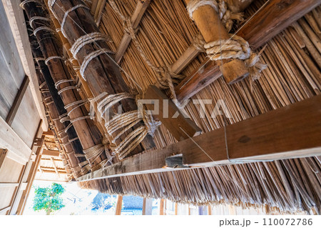 京都府南丹市　茅葺屋根の裏側 110072786