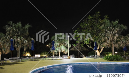 ライトアップされた噴水 ライトアップされた噴水 110073074